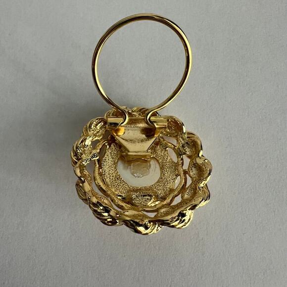 Vintage Domed Faux Pearl Gold Tone Vintage Classic Sophisticated Scarf Clip - Picture 5 of 6